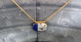 Un collier rehaussé de touches de bleu et de blanc