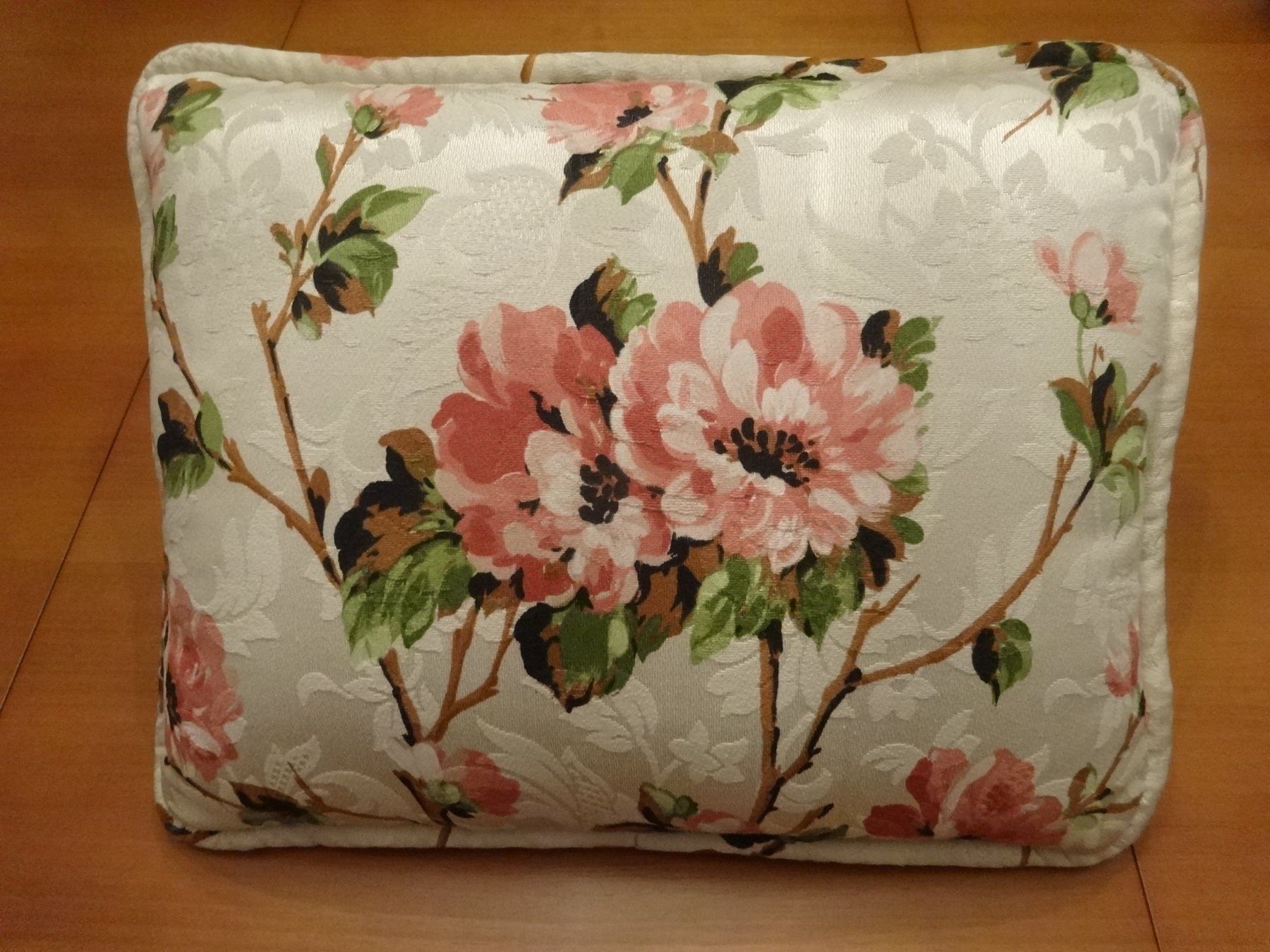 Cuscini: Coussin en satin damassé – Nuovo e nell'imballaggio originale da Biel/Bienne venduto da milamila02