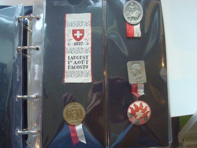 Placchette & Badge: Abzeichen 1. August ganze Sammlung 1923 bis 2025 – Usato da Riehen venduto da Baerewaegli 1