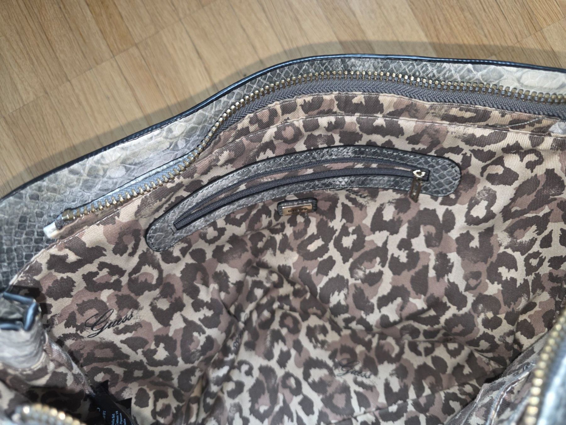 Guess Borse da donna: Guess Shopper Grau Schlangenmuster – Usato da Stein AG venduto da eMODy 2