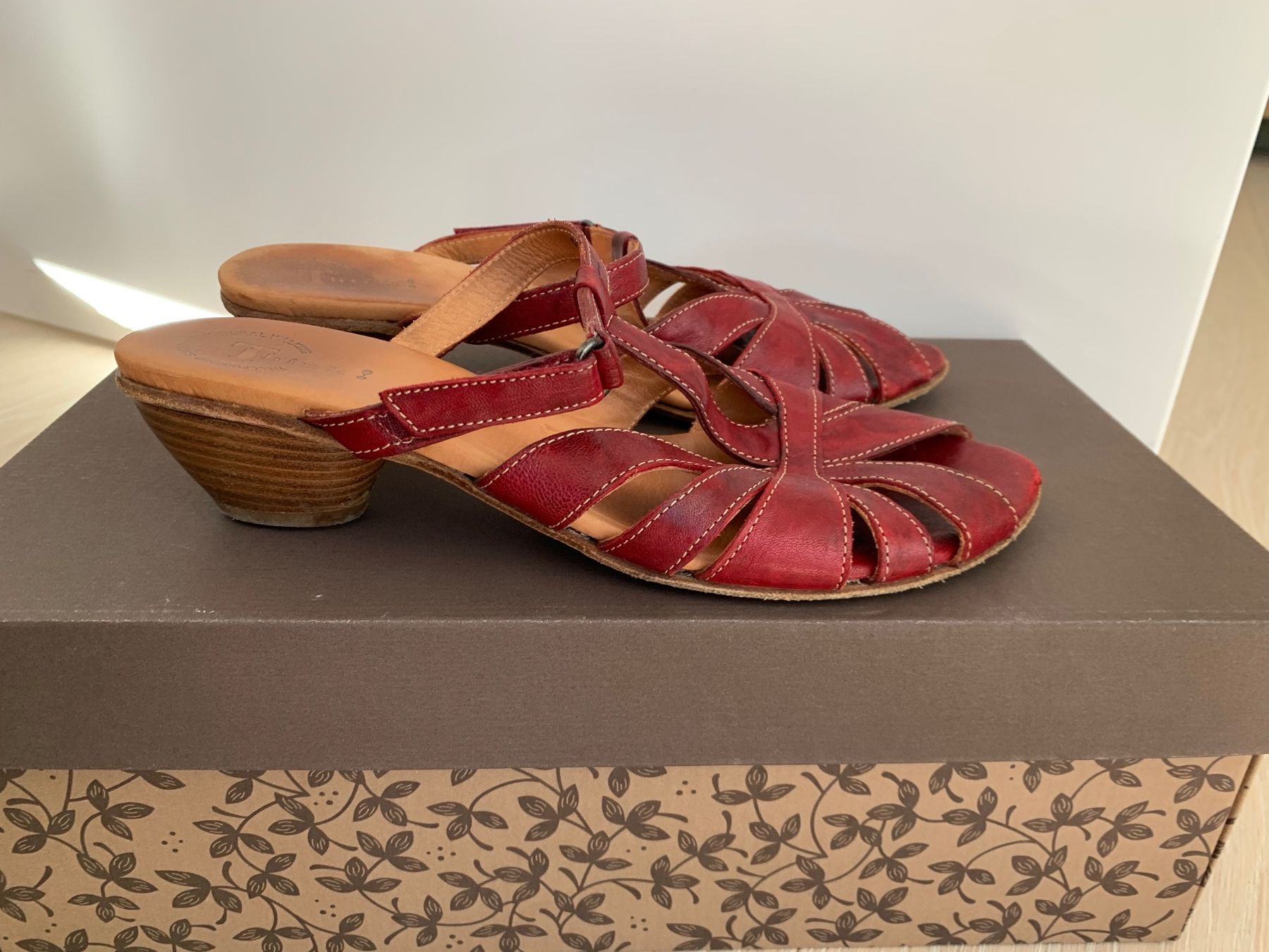 Think Scarpe da donna: Think! Echtleder-Sandalen, Rot, Gr. 37 mit Riemchen – Usato da Schwanden GL venduto da Cicala