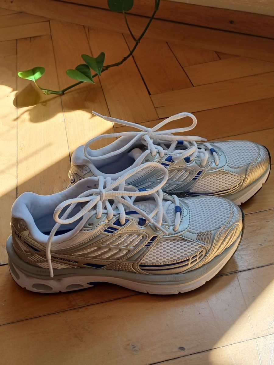 Decathlon Scarpe da uomo: Chaussures de course Decathlon blanches et bleues Taille 39 – Nuovo (secondo la descrizione) da La Chaux-de-Fonds venduto da offnoise