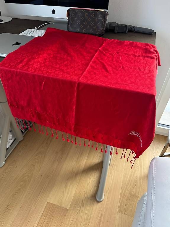 Foulard & Sciarpe: Roter Schal von Tech Mahindra - Luxus – Usato da Schübelbach venduto da Rahnmont 1
