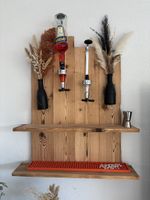 Wandbar aus Holz mit zwei Flaschenhaltern