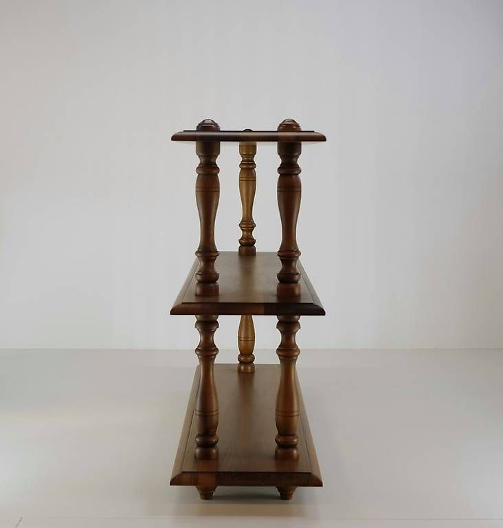 Regale: Massives Regal, Handarbeit aus Nussbaumholz. – Gebraucht aus Beromünster von VSNC 2