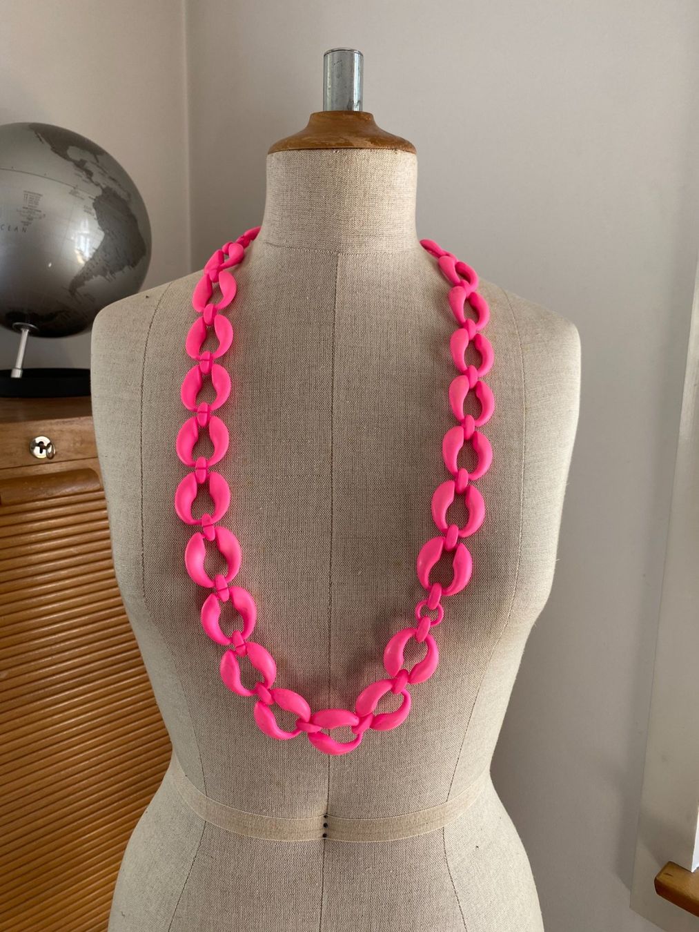 Ketten: Statement Kette in Neon Pink – Gebraucht aus Schaffhausen von Casanunda