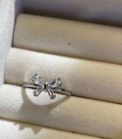 Silberner Ring mit Schleife