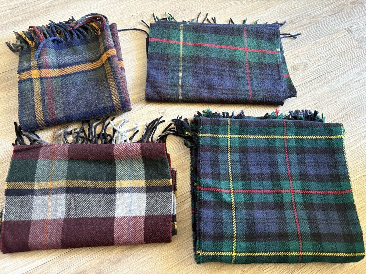 Foulard & Sciarpe: Lot de 4 écharpes à carreaux – Usato da Zweisimmen venduto da Domii