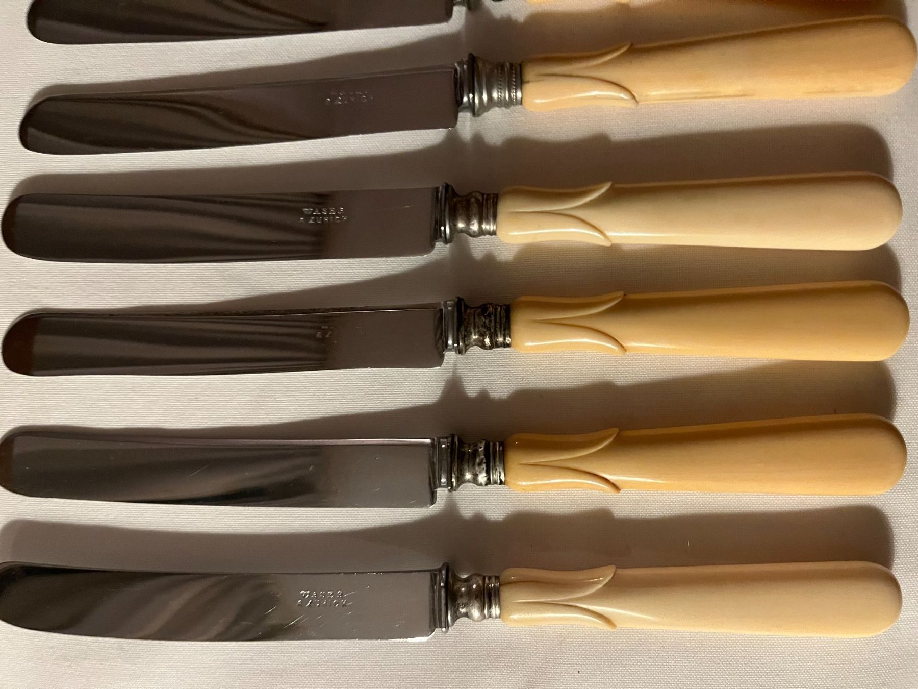 Besteck: 17 wunderschöne Messer, geschnitzter Griff, Messerklinge ok – Gebraucht aus Zürich von livifloli