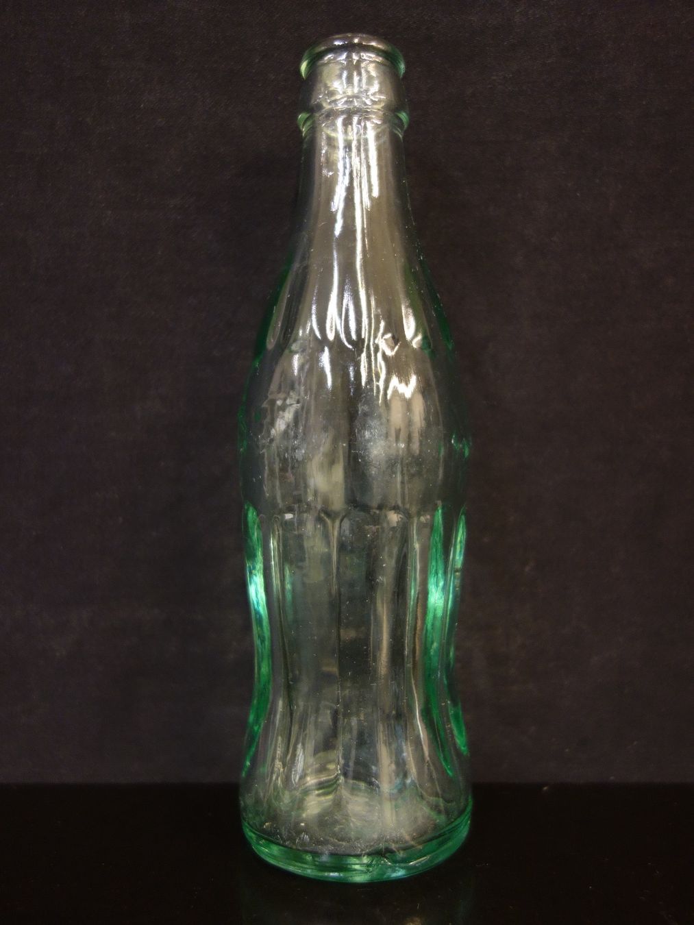 Coca-Cola Flaschen: 1 kleine alte Flasche COCA-COLA ARABISCH – Gebraucht aus Kerzers von Flaschenposten 5