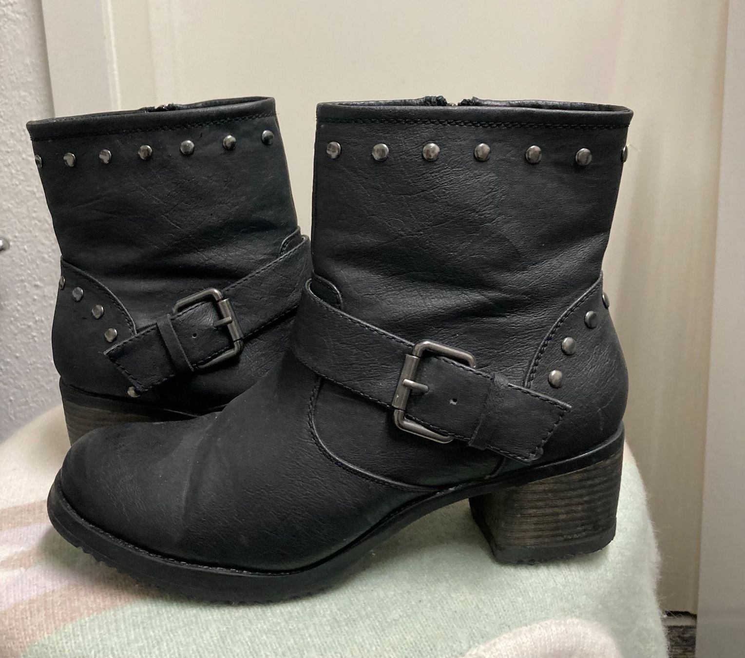 Scarpe da donna: Trendige Stiefeletten mit Nieten – Nuovo (secondo la descrizione) da Villmergen venduto da Sandy084