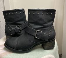 Trendige Stiefeletten mit Nieten