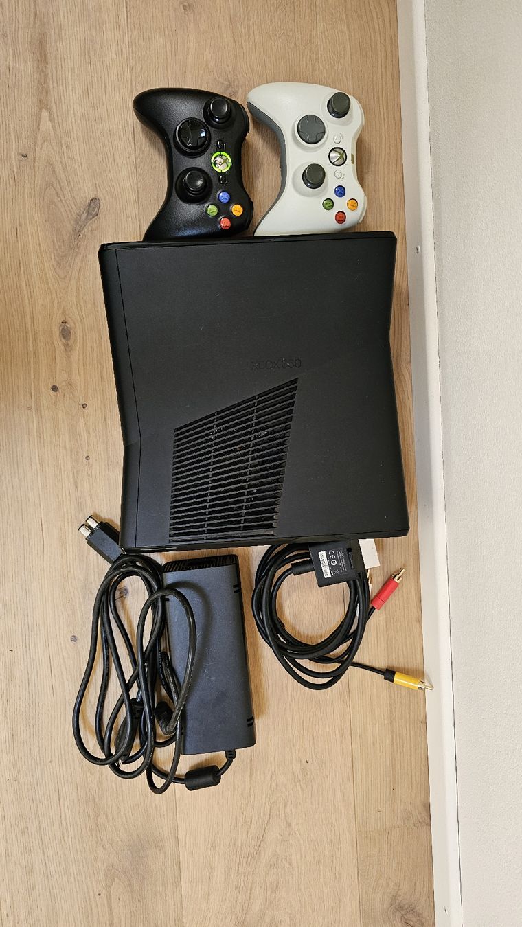 Microsoft Konsolen: Xbox 360 mit 2 Controller + 5 Spiele – Gebraucht aus Hünenberg von kri_ywr8 1