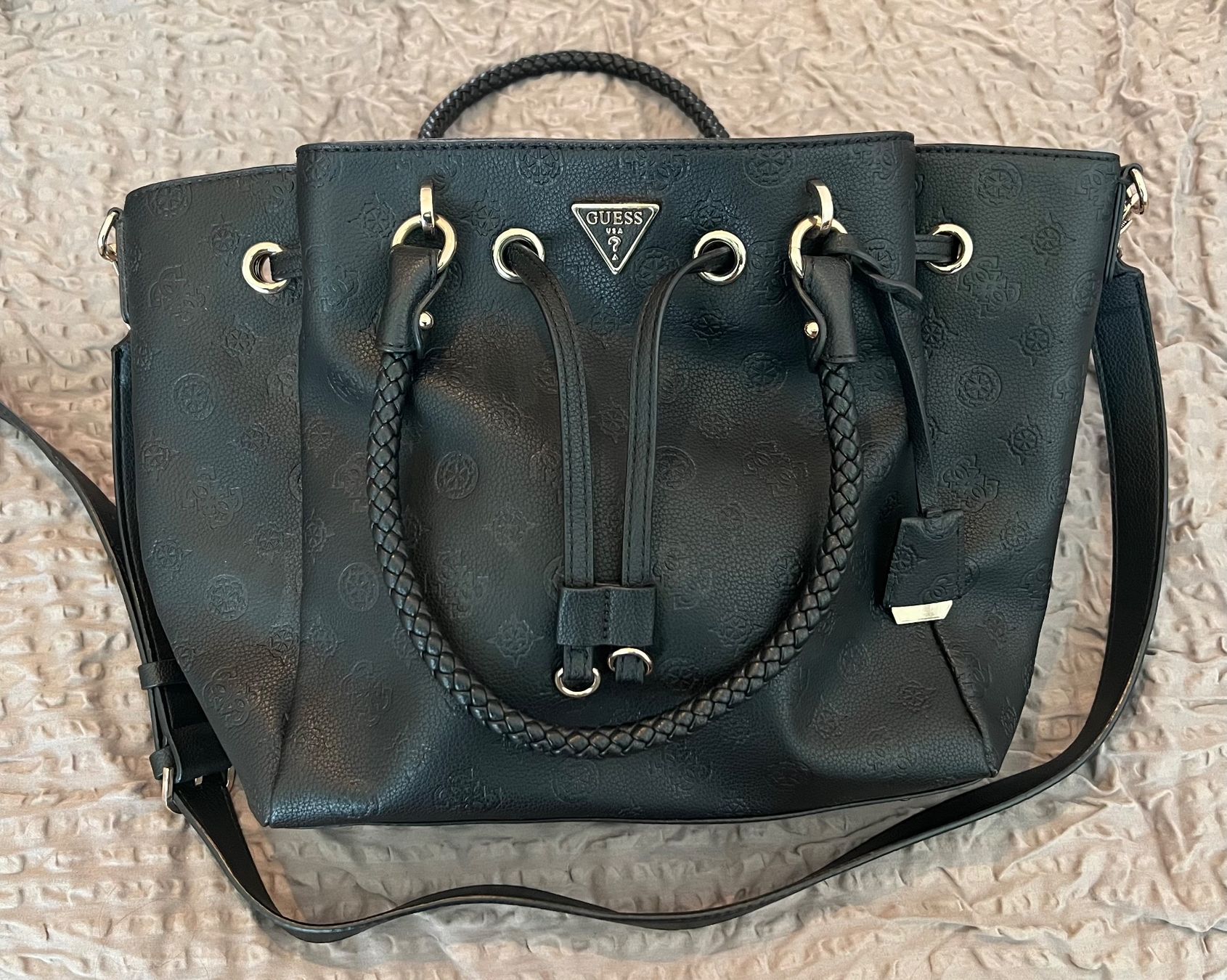 Guess Sacs femmes: GUESS Tasche – D'occasion à Widnau par Lara___.