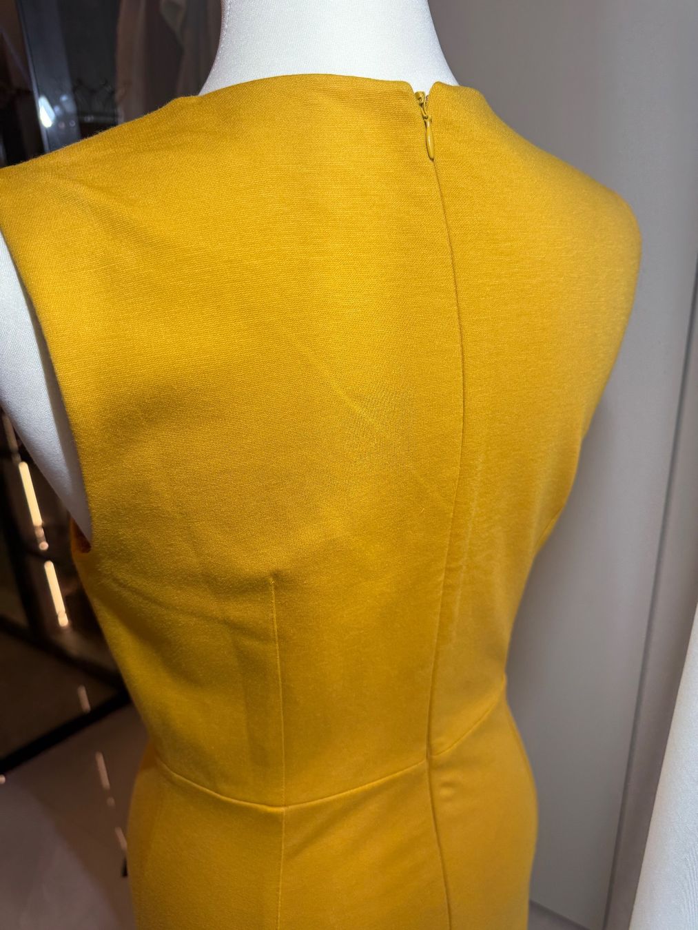 Ted Baker Kleider: Robe sans manches moutarde Ted Baker – Gebraucht aus St-Maurice von Sandrinette123 4