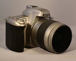Nikon F55 mit Objektiv