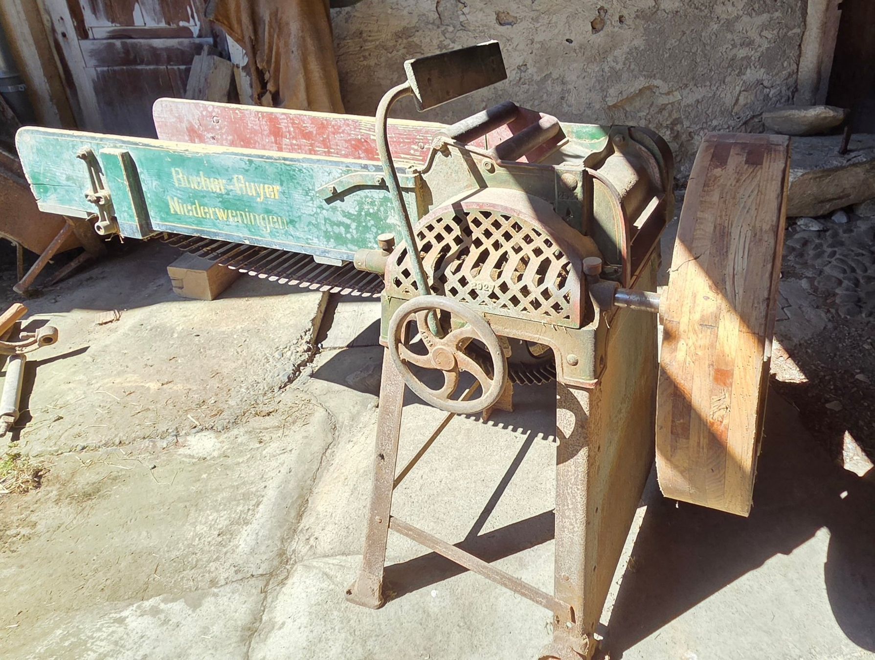 Tutte le decorazioni: Strohschneidmaschine / Kurzfuttermaschine antik – Usato da Kirchdorf AG venduto da hallobox