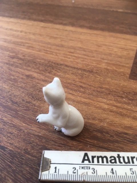 Figuren: Katzenfigur mit gehobener Pfote, Katze – Gebraucht aus Pfäffikon ZH von GZHDZV 3