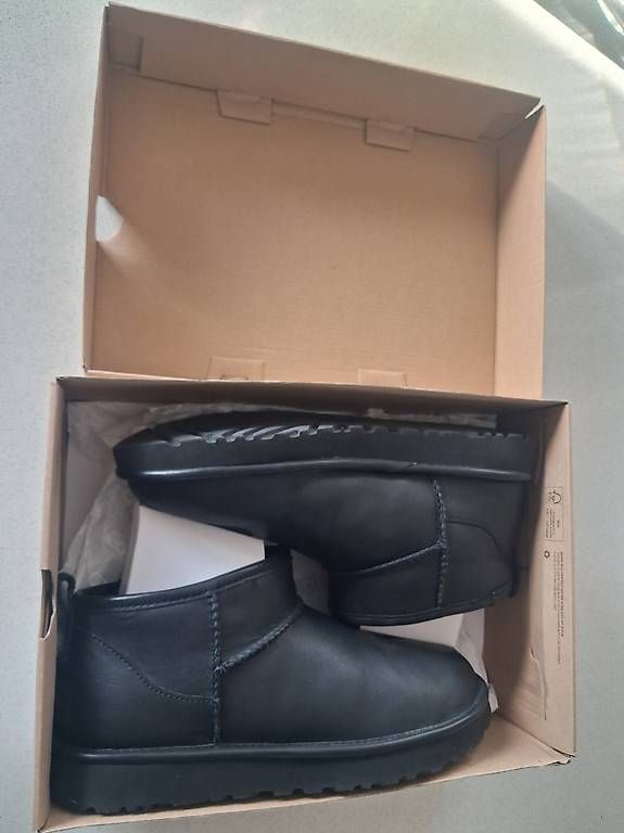 Scarpe da donna: UGG nuove basse in pelle nera  – Usato da Balerna venduto da vero_bv3 3