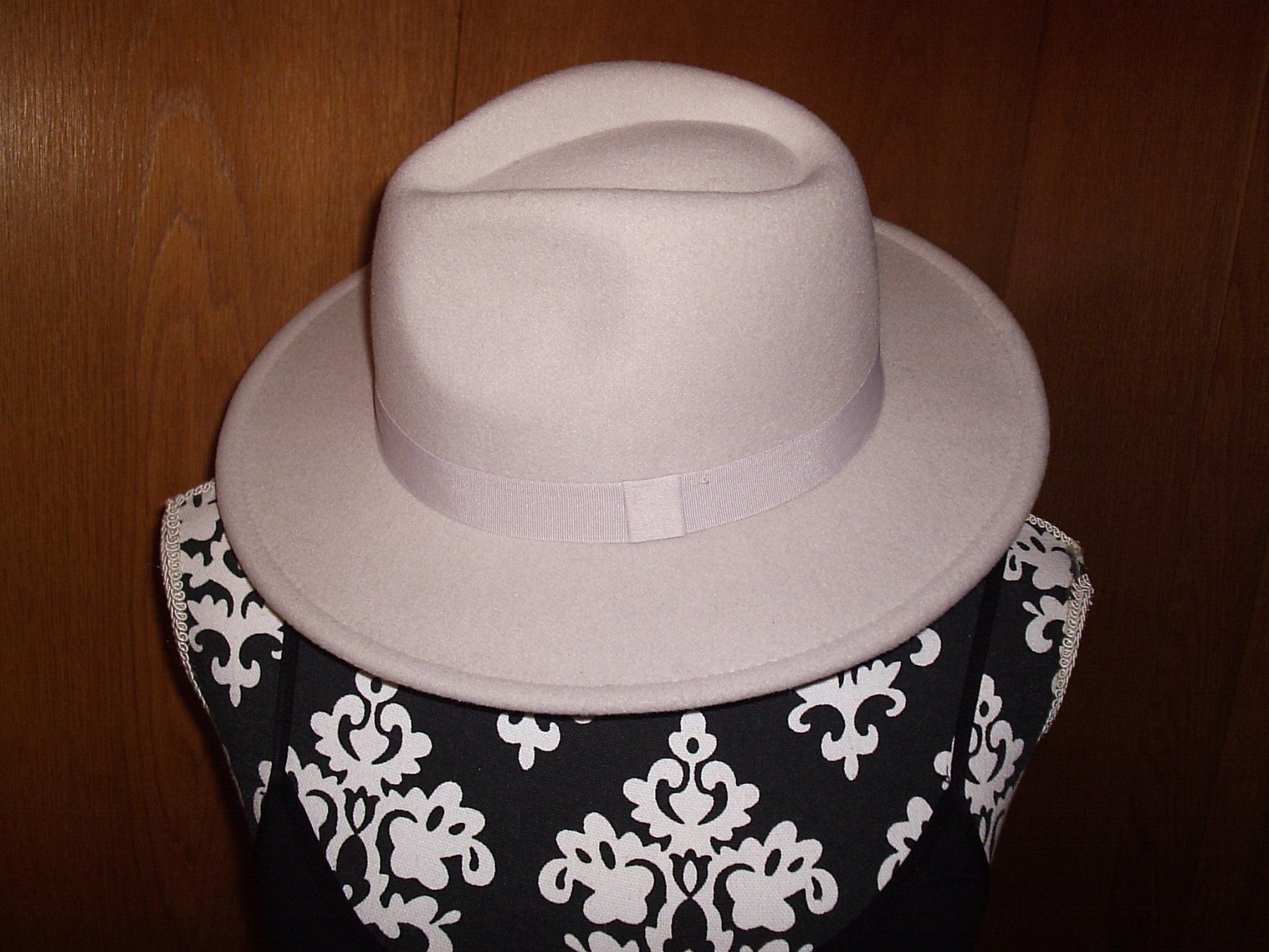 H&M Copricapi, berretti & cappellini: Damenhut Gr.56  Porto 9 Fr. – Usato da glarus venduto da Engel_888