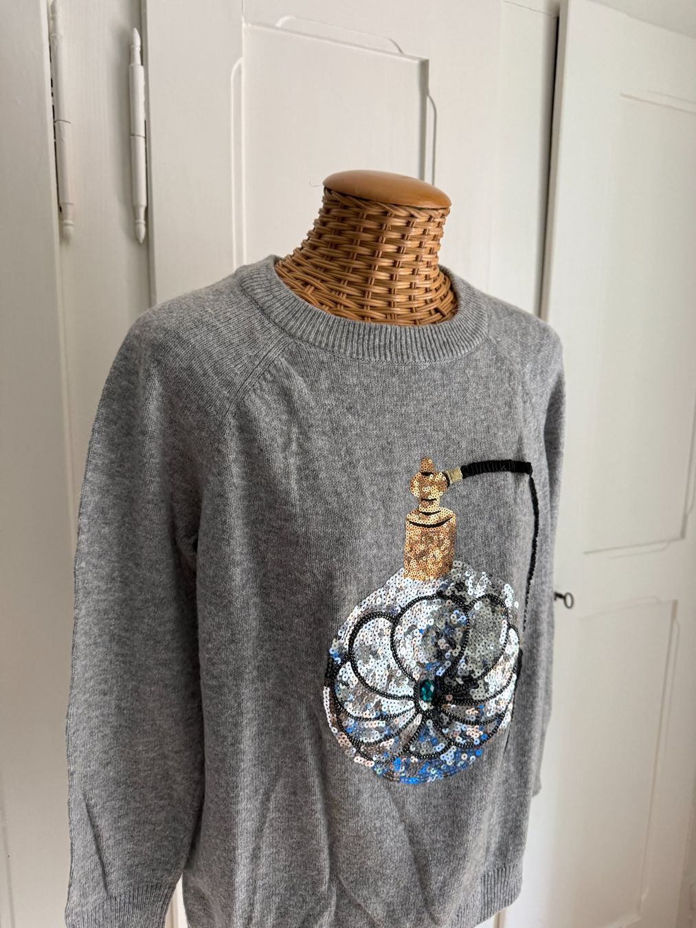 Pulls & Sweat-shirts: Strickpullover hellgrau mit Pailletten-Flacon M – D'occasion à Zürich par Diazaio 1