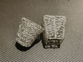Bougeoirs métalliques ou petits vases