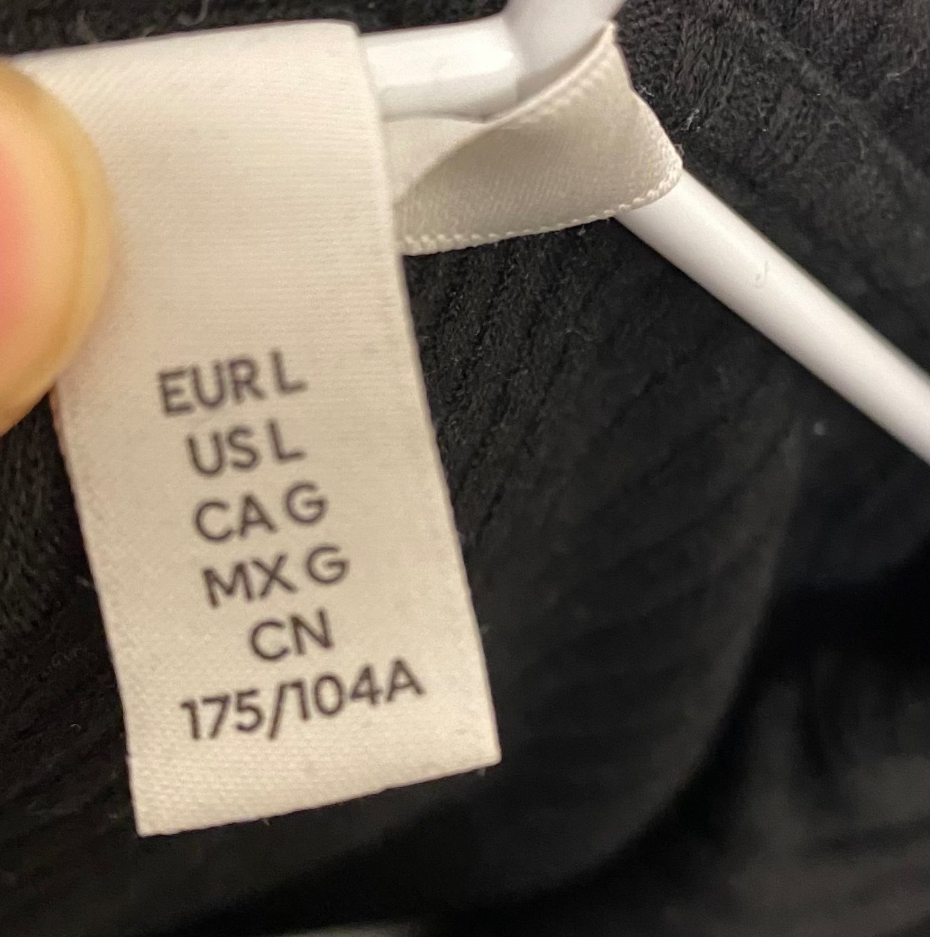 H&M Pullover & Sweatshirts: H&M kurzer Pulli L schwarz mit Kapuze – Gebraucht aus Zürich von Gamecards 3