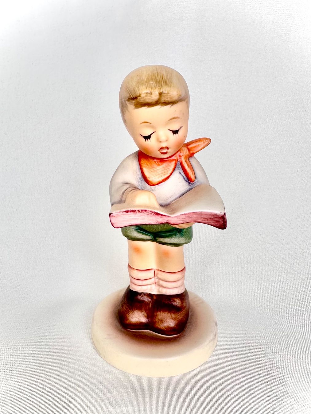 Hummel Figuren: Hübsche Goebel Hummel Figur Junge "Honor Student" – Gebraucht aus Steinen von SputnikSweetheart