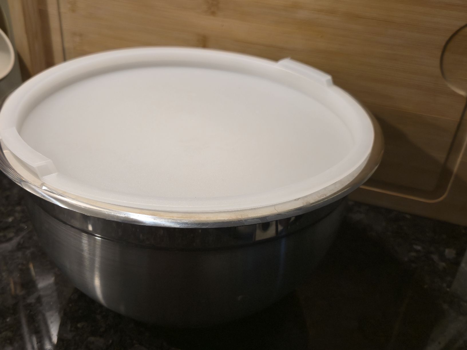 Ciotole: Edelstahl-Schüssel mit Deckel, Durchmesser 24 cm. – Usato da Biel/Bienne venduto da New_zs9k 3