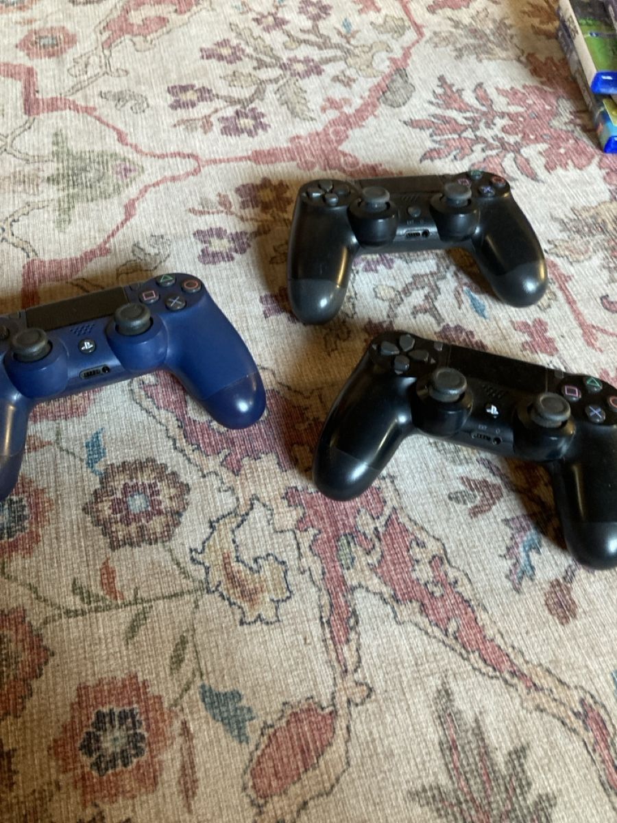 Sony Console: PS4 mit 3 Controller und 4 Spielen  – Usato da Zürich venduto da Benji_u_Co 6
