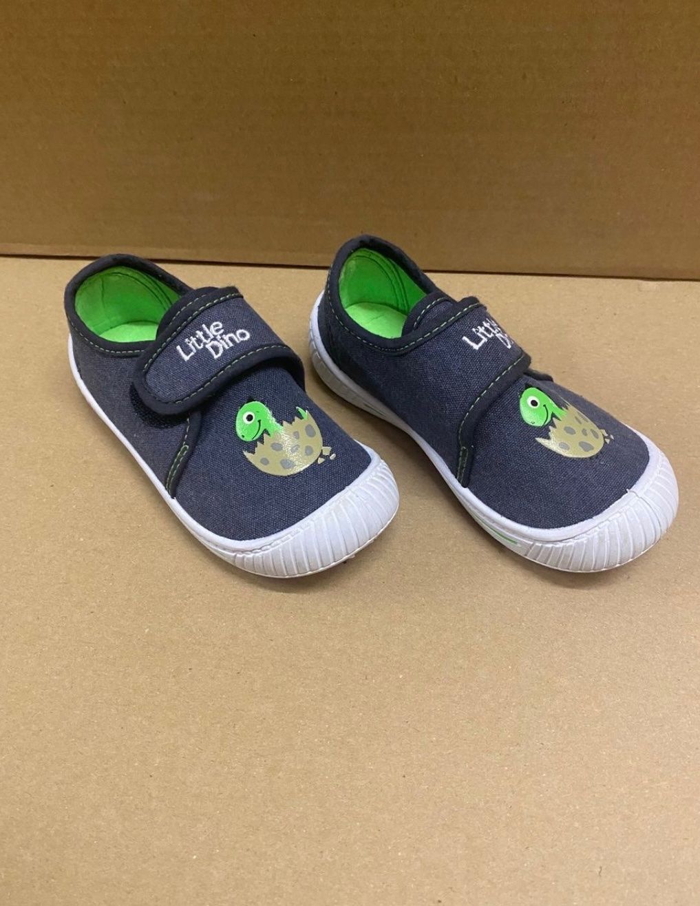Scarpe per ragazzi: Kinder Hausschuhe Grösse 25 – Usato da Zürich venduto da zd_1965