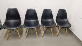 4 schwarze Esszimmerstühle mit Holzbeinen