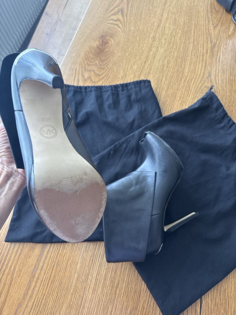 Michael Kors Scarpe da donna: Chic Black Leather Heeled Ankle Boots - Michael Kors – Usato da Oberglatt ZH venduto da Sale12 4