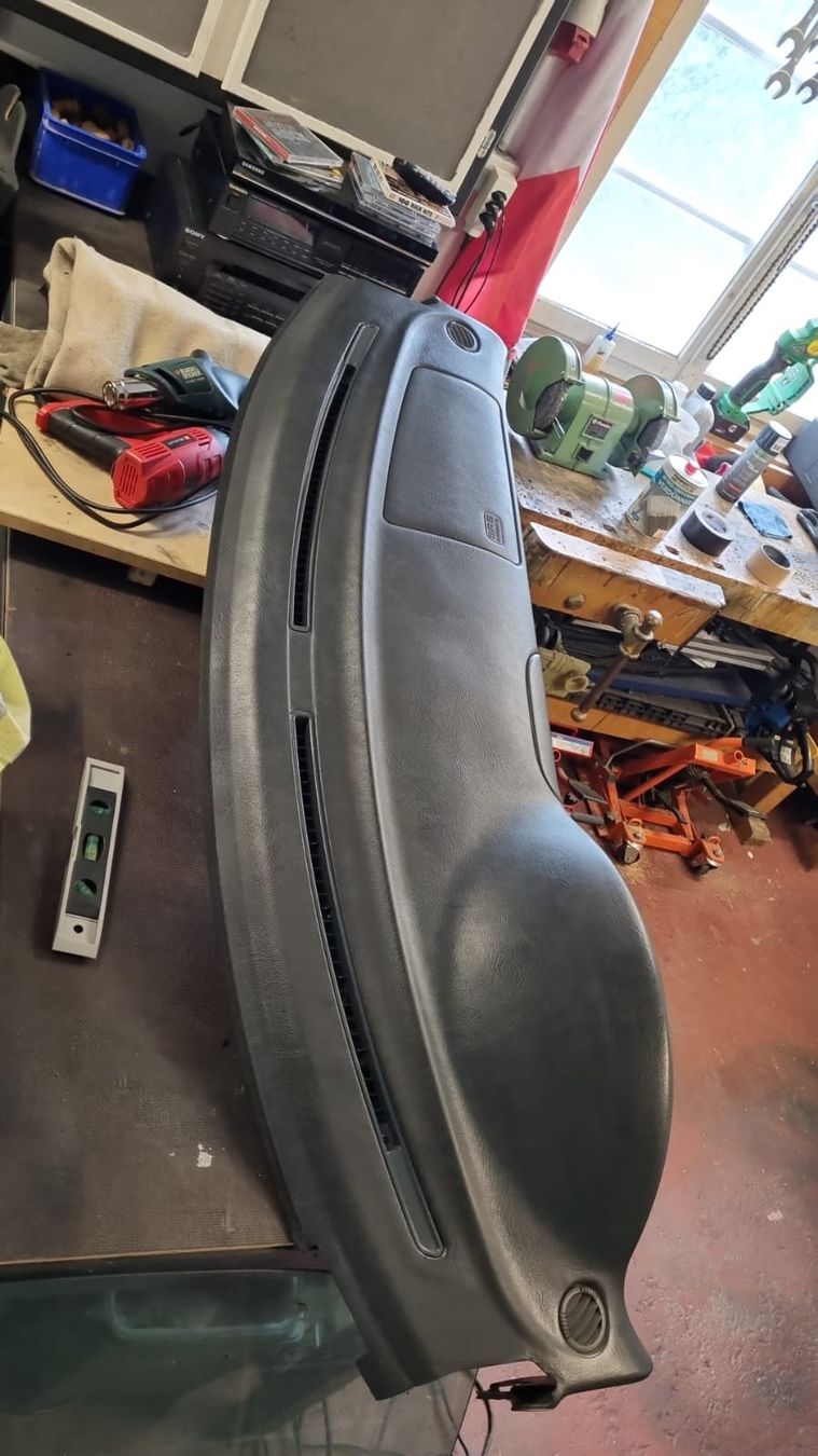 Mercedes-Benz Tutti pezzi di ricambio auto: SLK R170 Vormopf Armaturenbrett/Dashboard Bj.2000 – Usato da Zetzwil venduto da lor_2j9p 1