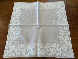 Stofftaschentuch weiss mit Blumenmuster gebraucht