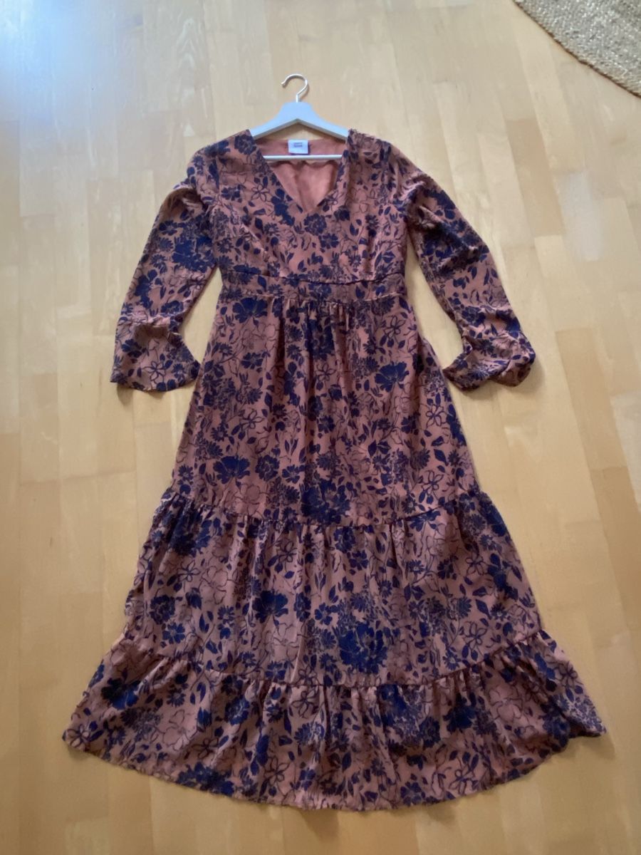 Mamalicious Kleider: Kleid Mamalicious Blumenmuster dunkelblau Grösse S – Gebraucht aus Alosen von .AMEA.