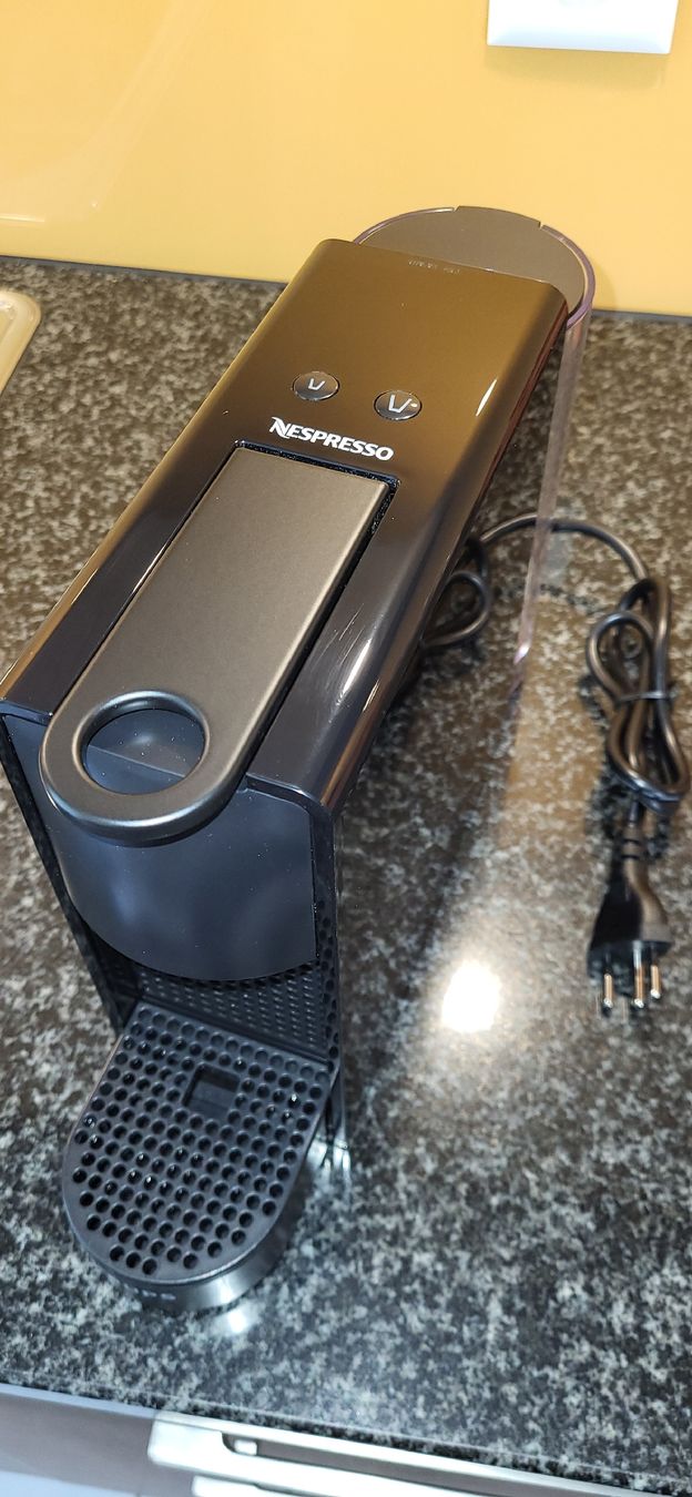 Krups Macchine per caffè & Macchine per espresso: Nespresso Essenza Mini (schwarz) – Usato da Hergiswil NW venduto da FuellCell 2