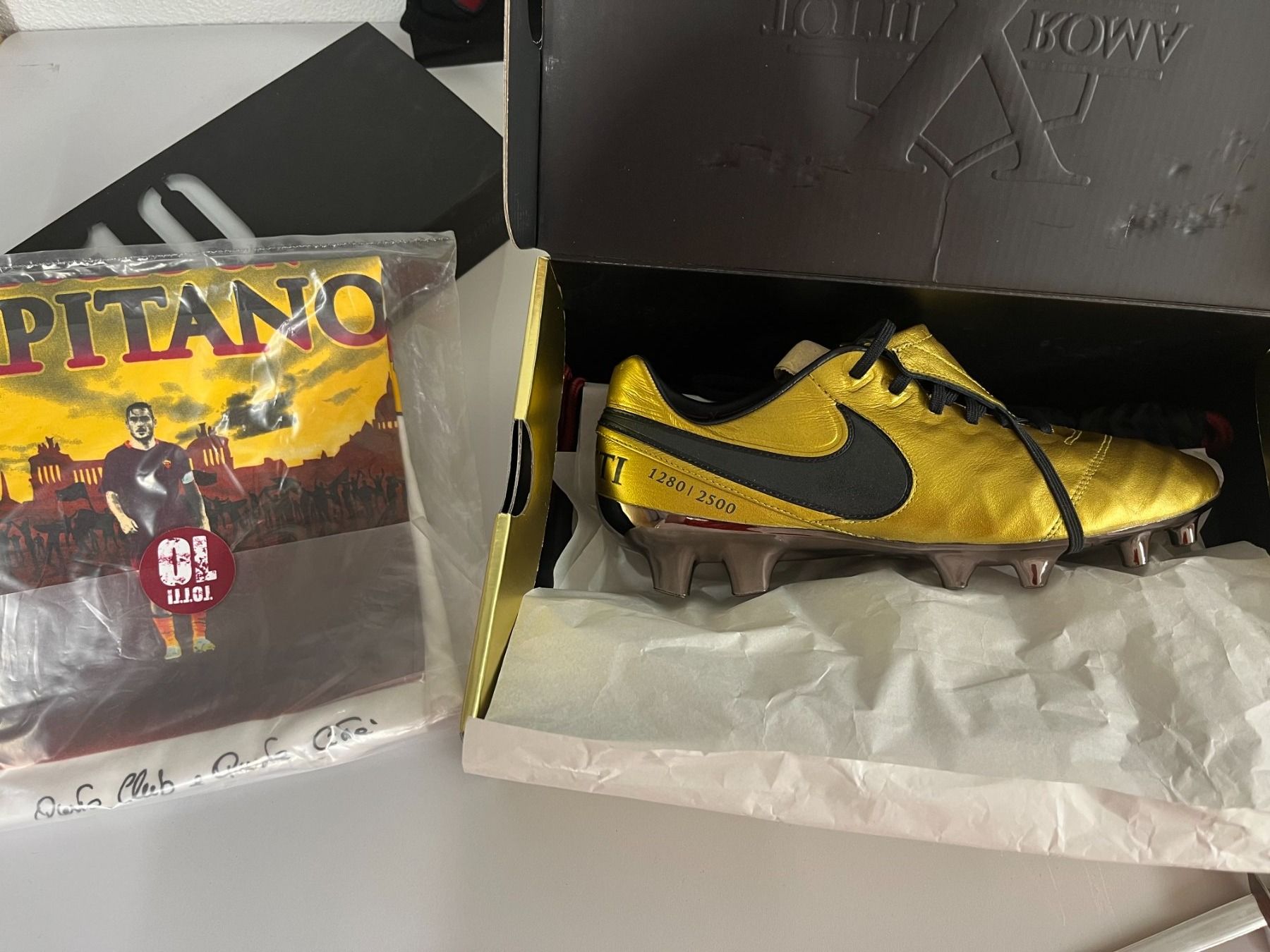 Nike Canottiere & Pantaloni: Francesco Totti Kollektion / Trikots & Binde & Schuhe – Usato da Weinfelden venduto da Coiro10 8