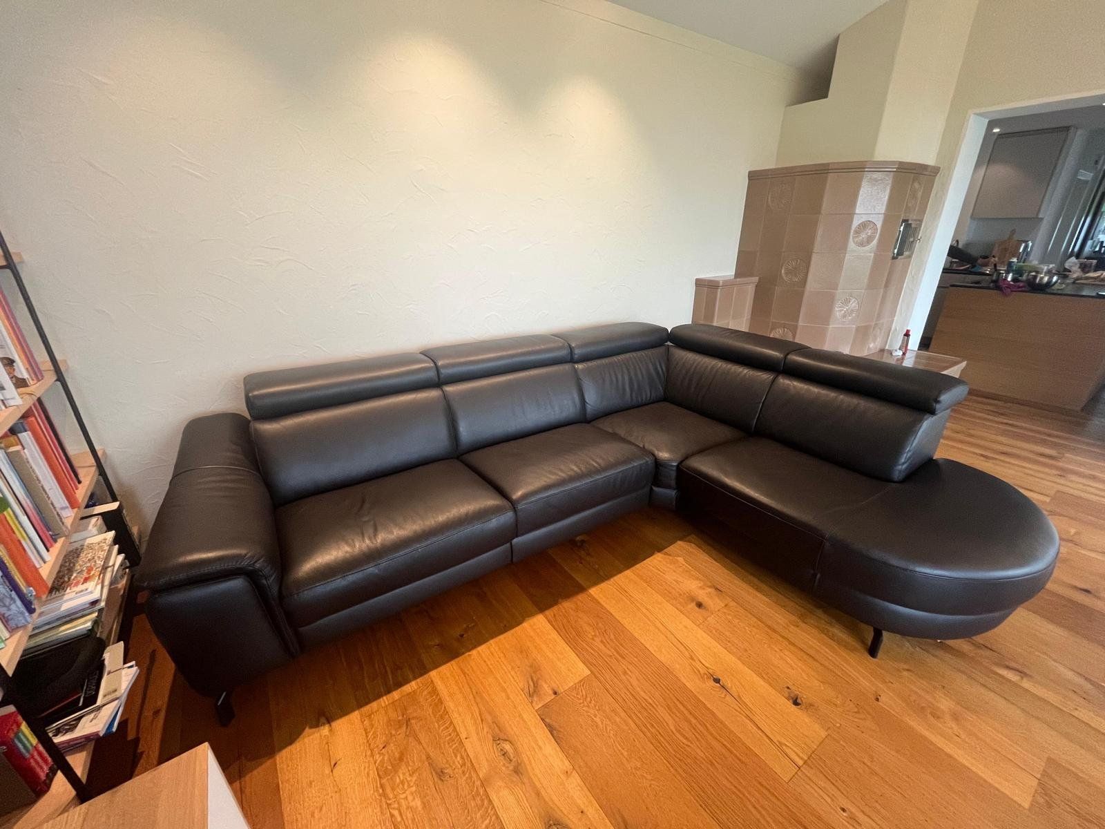 Divani: Modernes Leder-Ecksofa mit elektrischer Relaxfunktion – Usato da wettingen venduto da gfiliatre