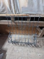 Antikes schmiedeeisernes Fenstergitter mit Verzierung