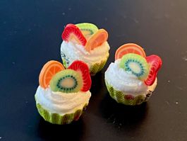 3 Cupcakes (Erdbeer/Kiwi/Orange) für Puppenstuben. Handarb.