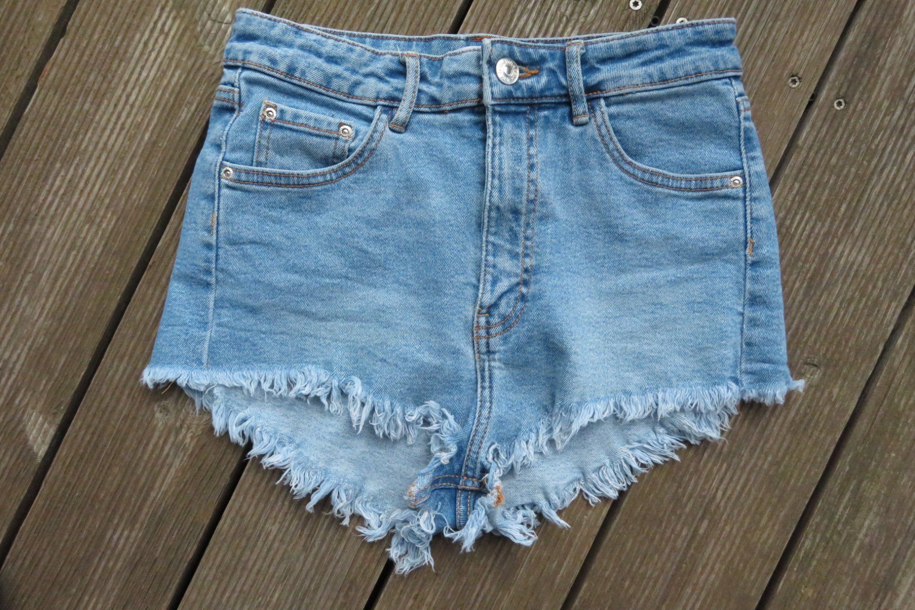 Zara Hosen: ZARA  Jeans-Stretchshorts  Gr. 36 – Neu (gemäss Beschreibung) aus Wil ZH von Tamagy