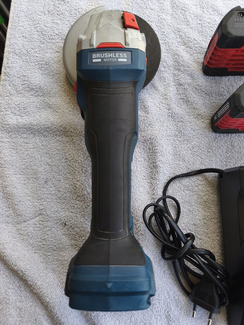 Bosch Tutti gli attrezzi: Bosch Akku Winkelschleifer Set – Usato da Recherswil venduto da Sruscha58 3
