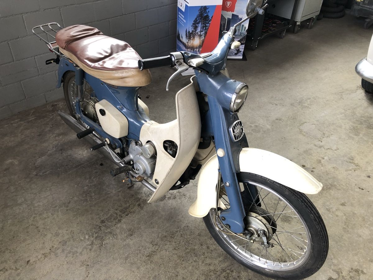Honda Scooters: Honda C102 ab 1.- – Defekt aus Tschugg von  1
