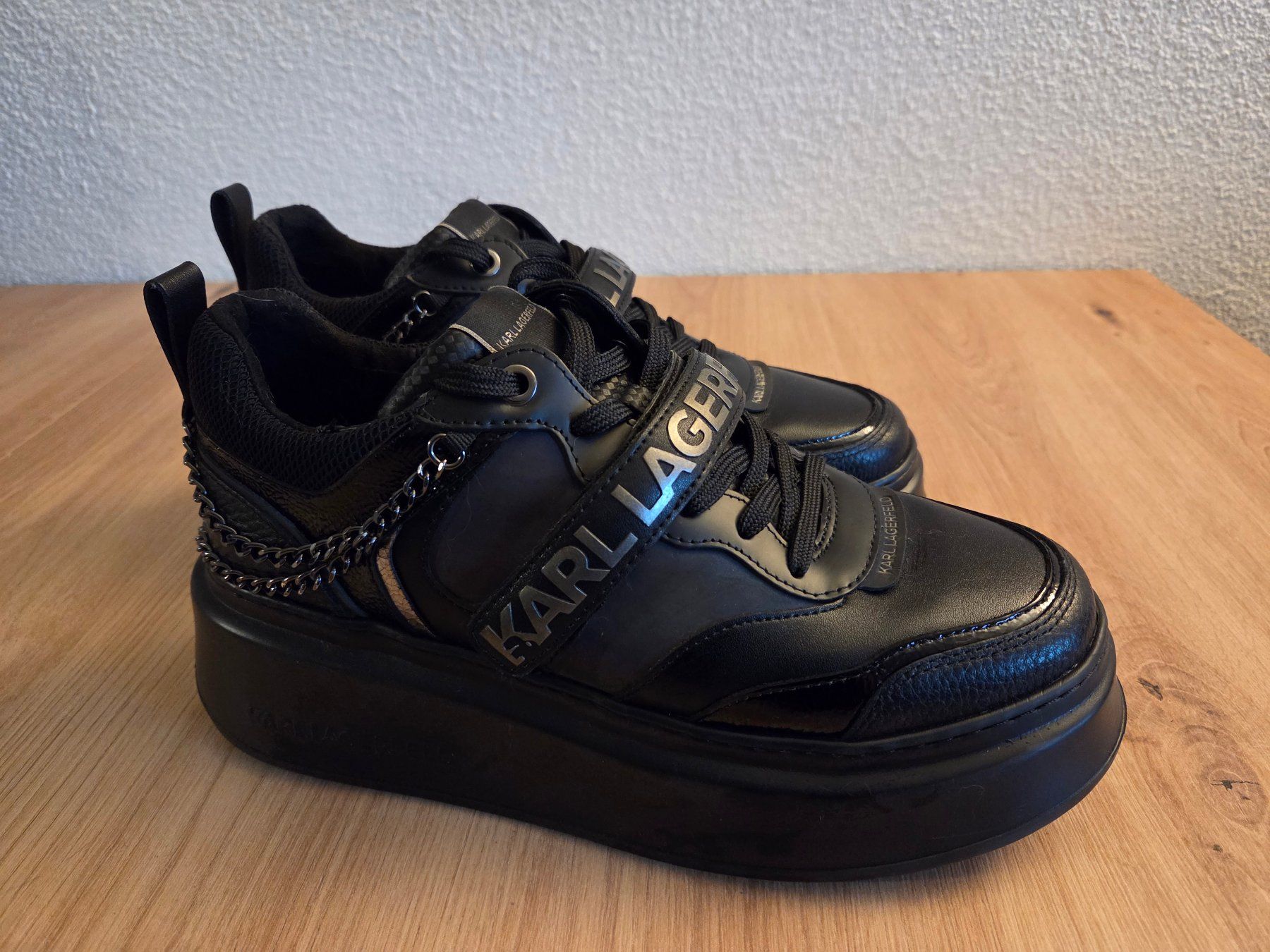 Karl Lagerfeld Damenschuhe: Karl Lagerfeld Sneaker Gr 39 Irisierend – Gebraucht aus Bülach von Kinotsu 1