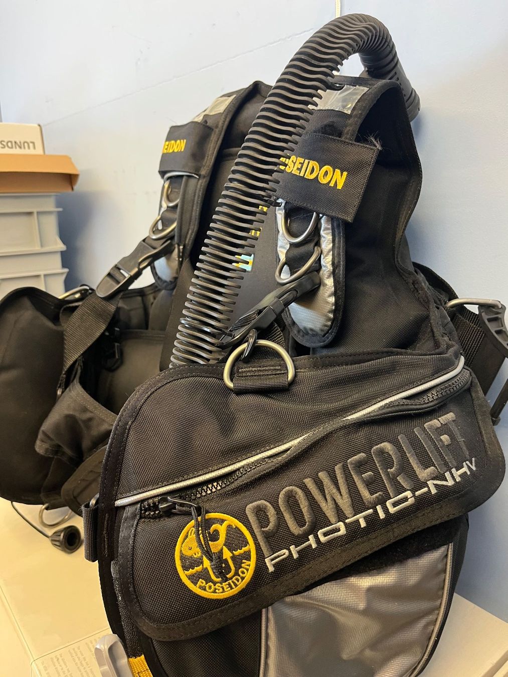 Bombole da sub: Poseidon Powerlift Photic-NHV Tarierjacket / BCD – Usato da Brittnau venduto da tauchshop 1