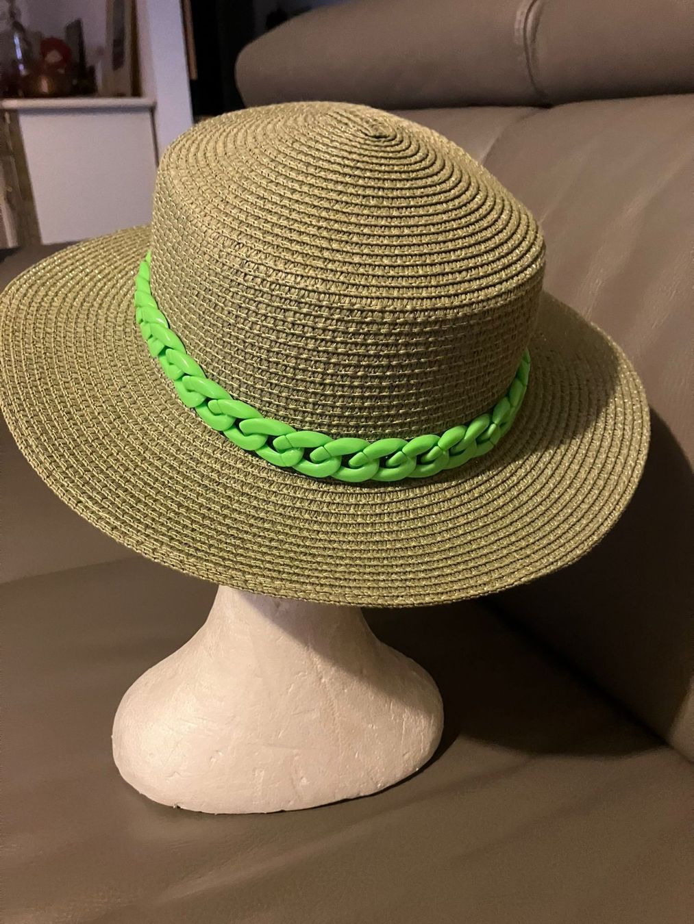 Copricapi, berretti & cappellini: Cappello verde con decorazione fluo – Usato da Melano venduto da H-Sara 1
