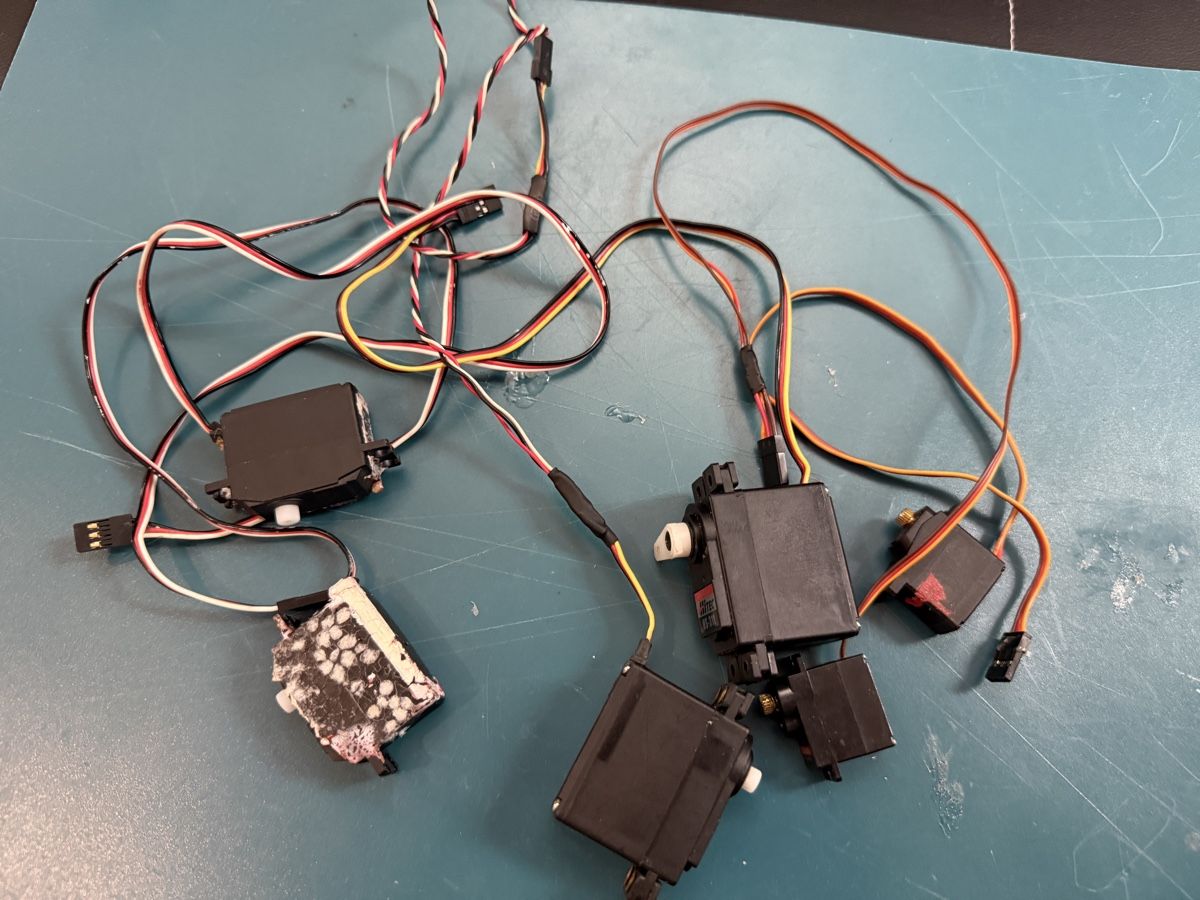 Modellismo RC: 6 servos – Usato da Effretikon venduto da master1873 1