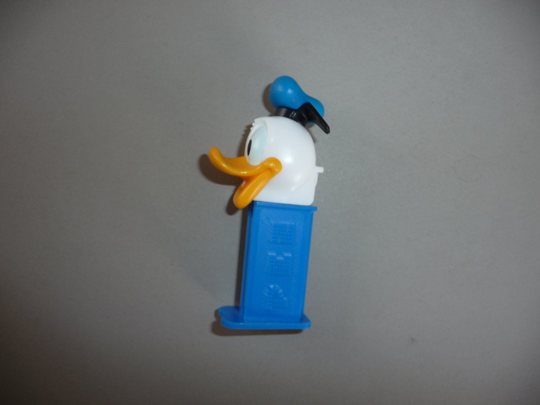 Disney Statuette: Donald Duck PEZ Spender – Usato da Neftenbach venduto da sorge 1