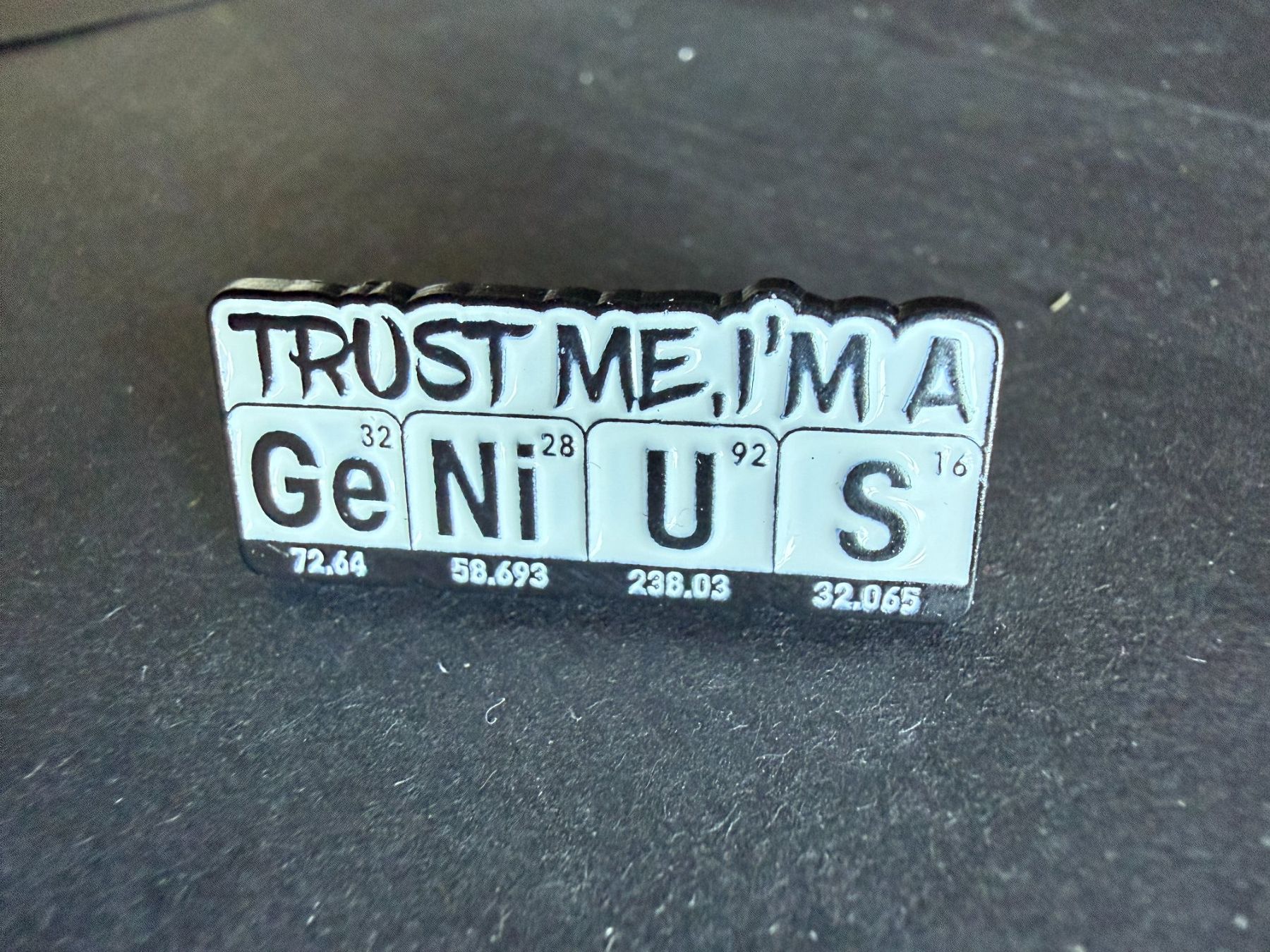 Broschen & Nadeln: Chemie-Stricker GeNiUS - Modell 2 – Neu und originalverpackt aus Lützelflüh-Goldb von Elementis